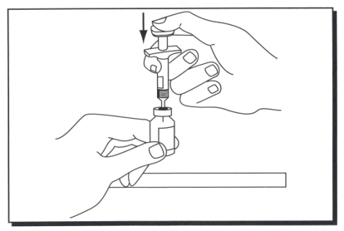 Mano che tiene una siringa collegata a un flaconcino tramite un adattatore, freccia nera indica la direzione
