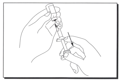 Mano che afferra una siringa preriempita con ago inserito nella pelle, freccia nera indica direzione di iniezione sottocutanea