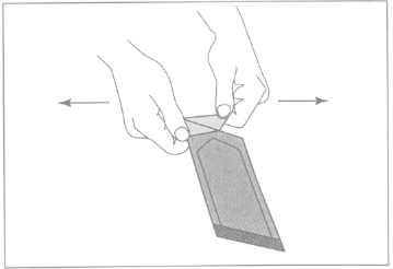Mani che aprono un blister di compresse farmaceutiche con frecce che indicano la direzione di apertura