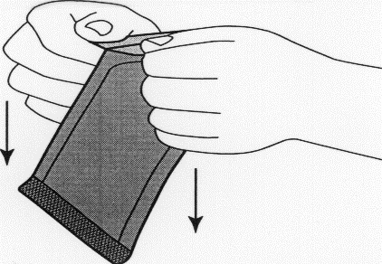 Mano che stringe un tampone di garza rettangolare grigia con frecce nere che indicano la direzione di applicazione