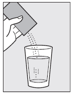 Mano che versa il contenuto di una bustina in un bicchiere d