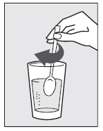 Polvere bianca versata in un bicchiere d