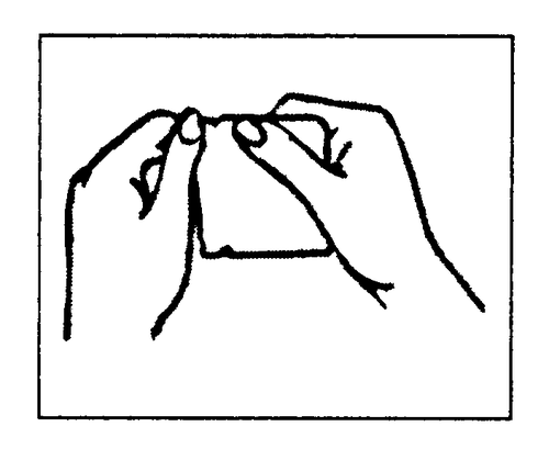 Due mani che stringono un oggetto rettangolare con angoli smussati forse un dispositivo medico