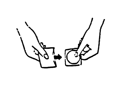 Due mani che tengono un dispositivo medico con una freccia che indica la direzione di inserimento