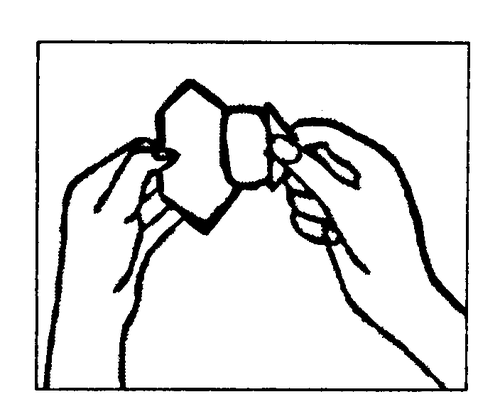 Mani che piegano e modellano un tampone di cotone bianco per la pulizia della pelle prima di un