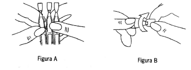 Due mani che stringono una penna a forma di cilindro con un ago sporgente e un meccanismo a molla visibile