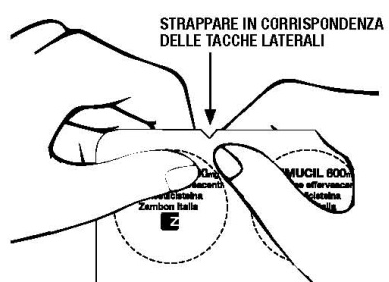 Mano che strappa una bustina di farmaco Mucil 800 lungo le tacche laterali indicate dalla freccia