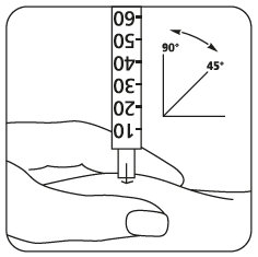 Mano che tiene una siringa con ago inserito nella pelle ad angolazione di 45 gradi e indicazione di 90 gradi con freccia
