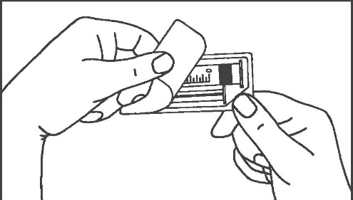 Mani che rimuovono la protezione da un dispositivo penna per iniezione con finestra di visualizzazione graduata