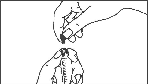 Mano che tiene una siringa pronta per l