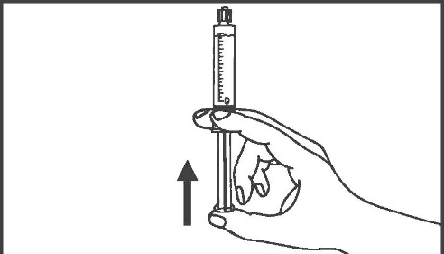 Mano che tiene una siringa con ago rivolto verso l