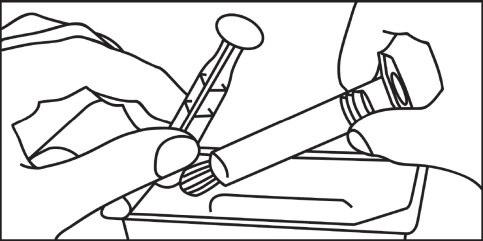 Mano che tiene una siringa pronta per l