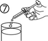 Mano che tiene una siringa sopra un flacone, con gocce che cadono dal dispositivo nel contenitore sottostante