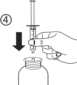 Mano che tiene una siringa sopra un flacone medicinale con ago inserito e freccia nera che indica la direzione verso il basso