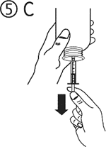 Mano che spinge lo stantuffo di una siringa con l