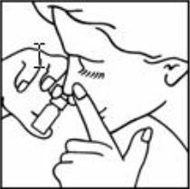 Mano che stringe una siringa preriempita mentre l