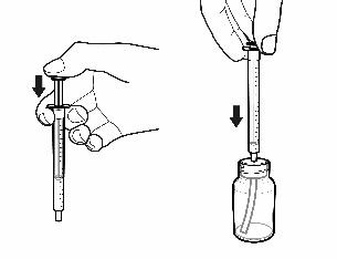 Mano che tiene una siringa con ago rivolto verso il basso sopra un flacone di vetro trasparente parzialmente riempito di liquido