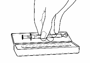 Mano che tiene una siringa sopra una confezione aperta, pronta per l