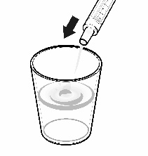 Liquido medicinale trasparente versato in un bicchiere di vetro con increspature concentriche visibili sulla superficie