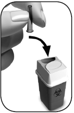 Siringa usata con ago rivolto verso un contenitore per rifiuti speciali con simbolo biohazard e coperchio bianco