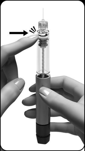 Mano che tiene un dispositivo per iniezione con ago trasparente e corpo grigio, freccia indica il punto di inserimento