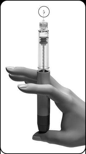 Mano che tiene un dispositivo penna per iniezione con ago trasparente inserito e corpo grigio e nero