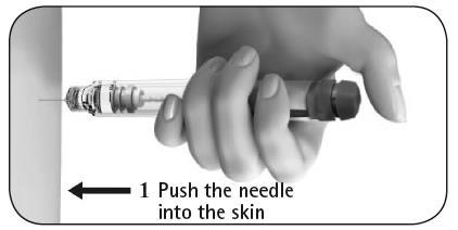 Mano che afferra una siringa trasparente con ago inserito nella pelle e freccia nera che indica la direzione di spinta