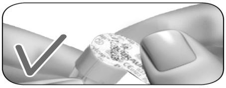 Applicazione di un cerotto medicinale su una zona della pelle con un segno di spunta verde di conferma