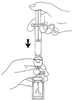 Mano che tiene una siringa sopra un flaconcino con ago inserito e freccia nera che indica la direzione verso il basso