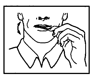 Persona che utilizza un inalatore con bocchino inserito in bocca e mani che lo tengono saldamente