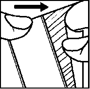 Iniezione sottocutanea con ago inclinato che penetra nella pelle tenuta da due dita con freccia indicante la direzione