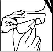 Mano che pizzica la pelle del braccio formando una piega, con l