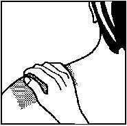 Mano che afferra una penna per insulina con ago inserito nella piega cutanea dell