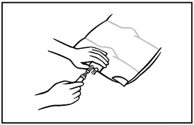 Mani che stringono un cilindro medicinale con un