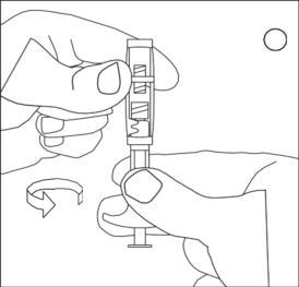 Mano che tiene un dispositivo per iniezione con ago visibile e freccia curva che indica la rotazione