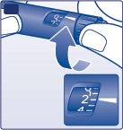 Mano che ruota il selettore di dosaggio blu su una penna iniettabile con indicatore numerico e freccia direzionale