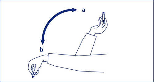 Mano che stringe una penna precompilata con l