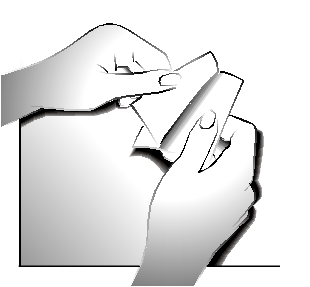 Mani che aprono una bustina sigillata di farmaco, mostrando il taglio per l