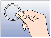 Mano che inserisce un anello vaginale trasparente tra il pollice e l