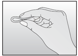 Mano che afferra una fiala di vetro trasparente con un tappo di gomma superiore