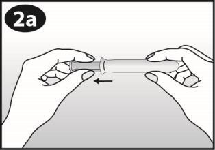 Mani che tengono una siringa preriempita con un meccanismo di sicurezza grigio e nero una freccia indica la direzione