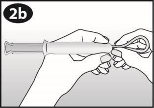 Mani che tengono una siringa preriempita con ago esposto e dispositivo di sicurezza attivo a spirale