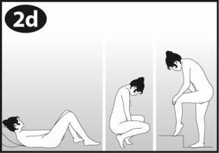 Donna in tre diverse posizioni: sdraiata, accovacciata e in piedi su un piccolo rialzo con la testa china