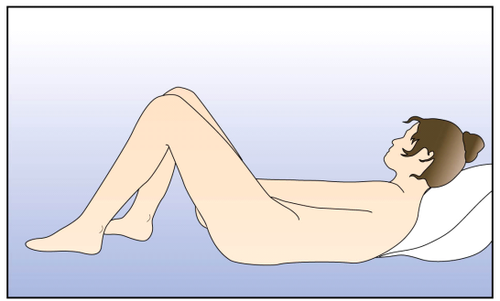 Paziente sdraiato supino con ginocchia piegate e cuscino sotto la testa in posizione di riposo laterale