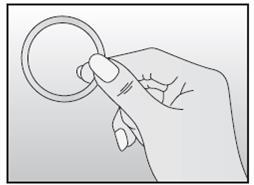 Mano che applica un anello vaginale trasparente con pollice e indice per posizionarlo correttamente