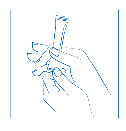 Mano che stringe un tubetto di crema medicinale bianco con tappo a vite blu su sfondo bianco