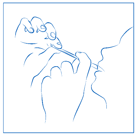 Mano che tiene una siringa con ago rivolto verso il basso mentre un