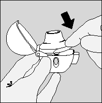 Mani che tengono un dispositivo medico con un cappuccio protettivo aperto e una freccia nera che indica la direzione