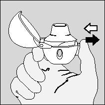 Dispositivo autoiniettante tenuto in mano con il coperchio protettivo aperto e frecce che indicano la direzione di utilizzo