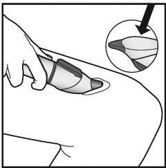 Mano che tiene un dispositivo autoiniettante sulla pelle con dettaglio ingrandito dell